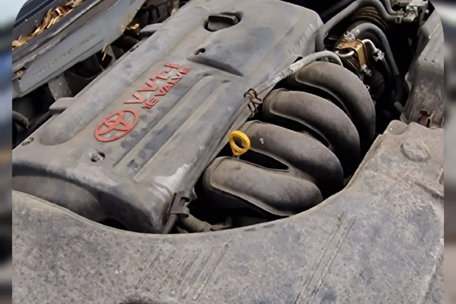 Grimy Toyota VVT-i engine bay with dirt and debris before engine clean by Hydrowax