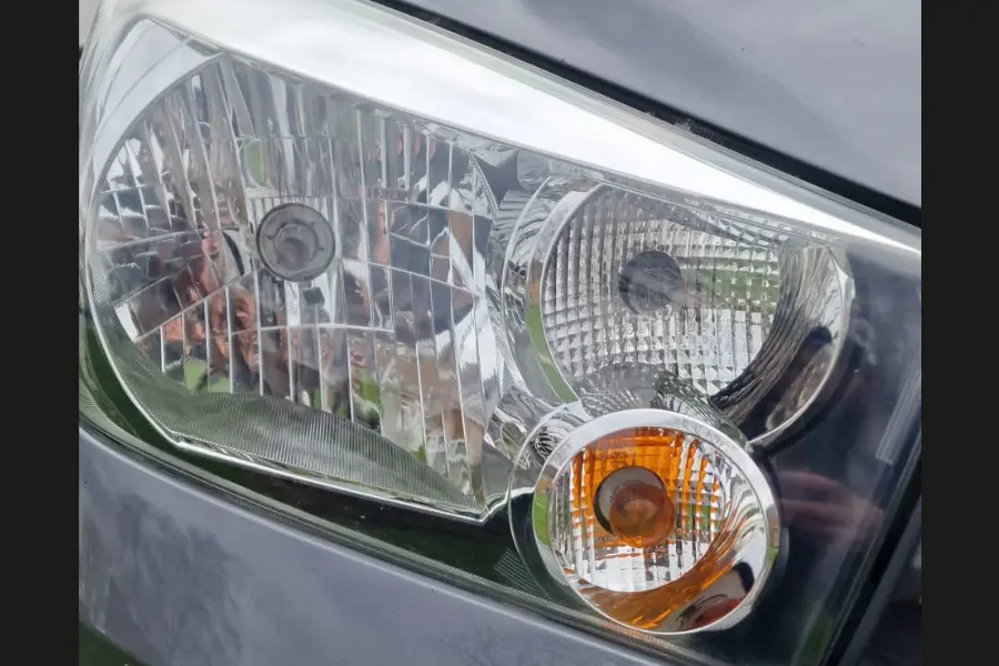 Crystal clear headlight after professional headlight restoration by Hydrowax, Hull